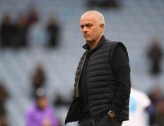 KY体育-清晨曼联主帅复盘——欧超杯节点到来，质疑声仍在，球探报告显示潜力(历届欧超杯决赛比分)